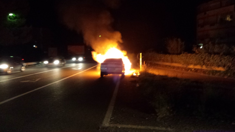 Bovalino - Tragedia sfiorata sulla 106. Automobile in fiamme. (VIDEO)